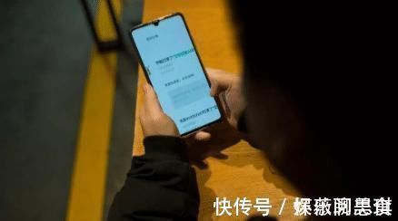 家庭|“妈妈给我玩手机!”,两个家庭对手机不同态度,决定孩子的未来