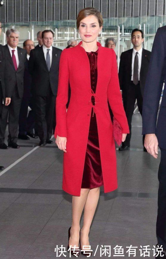 法国夫人带火了一种穿法：叫“大衣+同色连衣裙”，高级又时髦