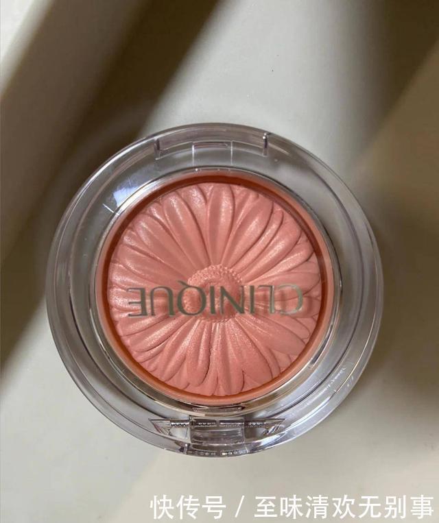 平价里面也有精品，倩碧腮红上脸很减龄，香缇卡粉饼哑光不拔干