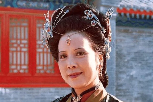 黛玉$贾家3春,为何只有探春违背王夫人搜查令?关灯开门:暗中有只眼