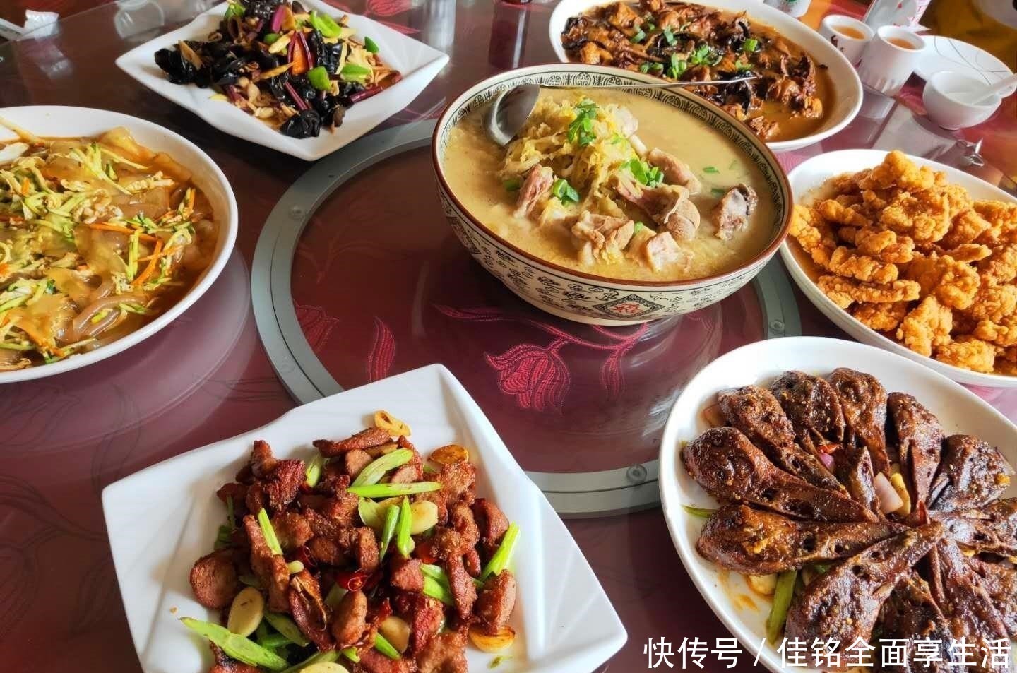 锅包肉|假期,请南方同学吃饭,10个人8道菜,同学北方菜都这么硬吗