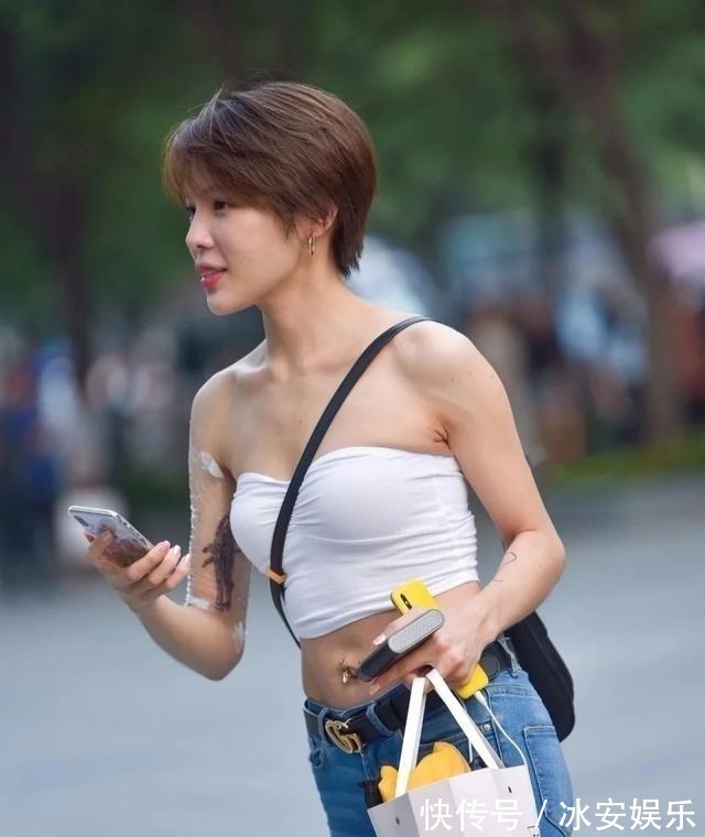 白色t恤 短发美女的新造型,白色T恤搭配牛仔裤,尽显青春活力