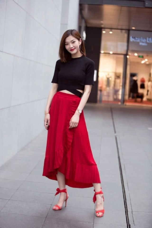 简洁裙装的搭配不失美感优雅，可以轻松穿出魅力时尚风情