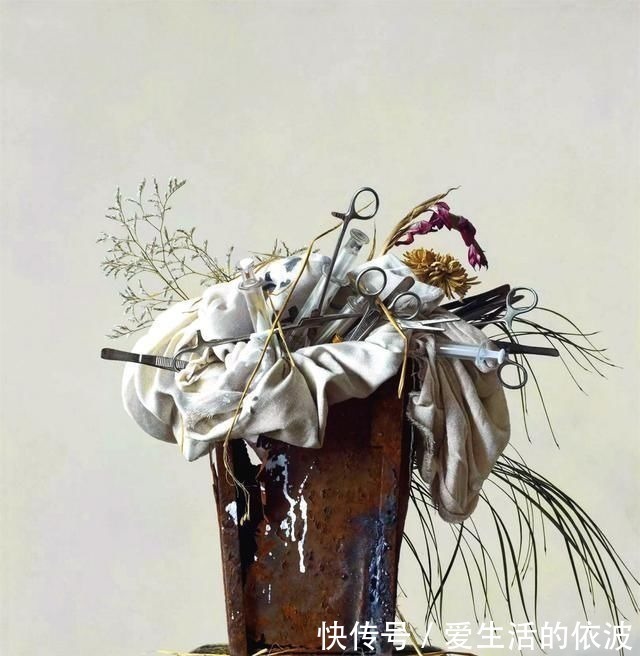 镊子#他画了一桶垃圾卖860万,网友看不懂,专家放大25倍,看那针筒