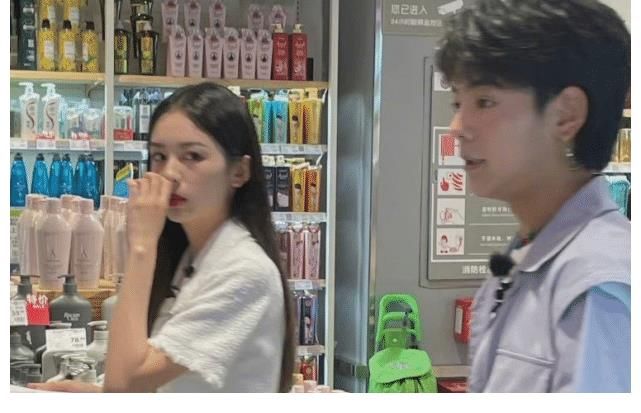 低头见|同是和丁真一起逛街，周也姚安娜态度差太多，一个细节瞬间路转粉