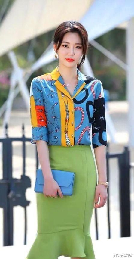 蓝花色|衬衫搭配技巧，搭绿色鱼尾裙高雅知性，优雅而靓丽