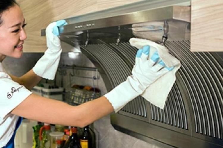 日子过久了才知道，自己清洗油烟机有窍门，一喷一擦就能搞定