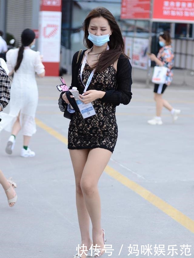 气质|修身暗花纹吊带裙,搭配针织外搭衫,展现风韵和优雅气质