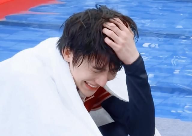 下水|蔡徐坤《跑男》下水,“脱妆”截图照火了,这脸确定有21岁