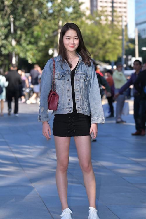 紧身肚脐的吊带装,搭配一件青色的打底裤,显得时尚又有活力