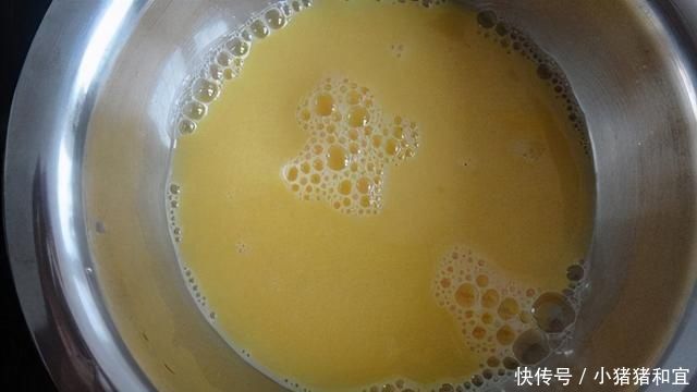 蒸鸡蛋羹用热水还是冷水?教你一招,蒸出来的像豆腐一样无蜂窝