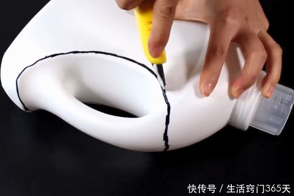 垃圾袋再也不用买了，把“它”粘在垃圾桶上，一年能省几百块钱！