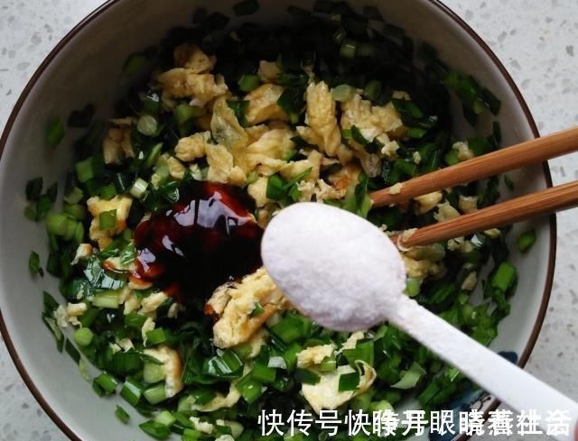 韭菜馅饼|韭菜馅饼这样做，皮薄馅大，又香又软，一出锅全家都抢着吃