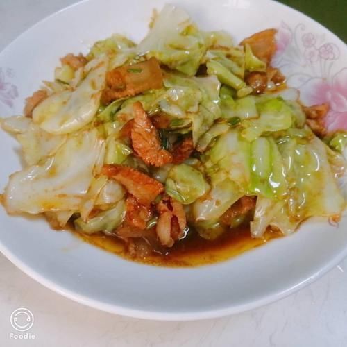哇噻,老婆推荐的懒人菜——卷心菜炒肉,真的很好吃,全家都抢着吃