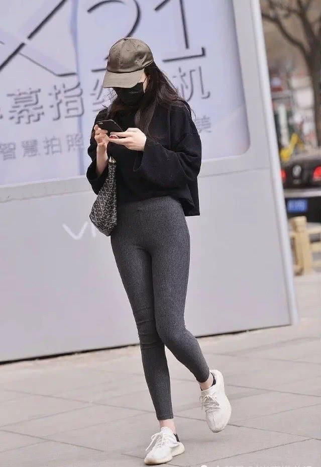 裙子大势已去了,今夏“健美裤”更受宠,穿着显瘦还体面