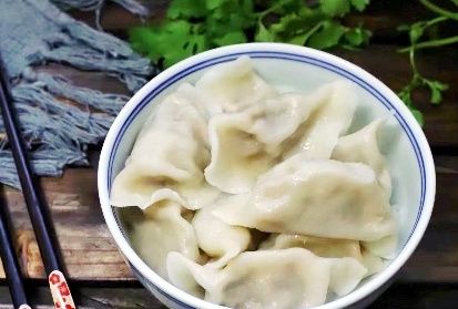 包饺子|入秋，我家包饺子用的馅，1块钱一斤，比白菜馅鲜，咬一口满嘴汁