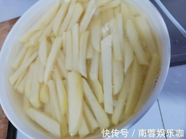 妙招|炸薯条时，土豆最忌焯水后就炸！教您一妙招，薯条香脆不发软