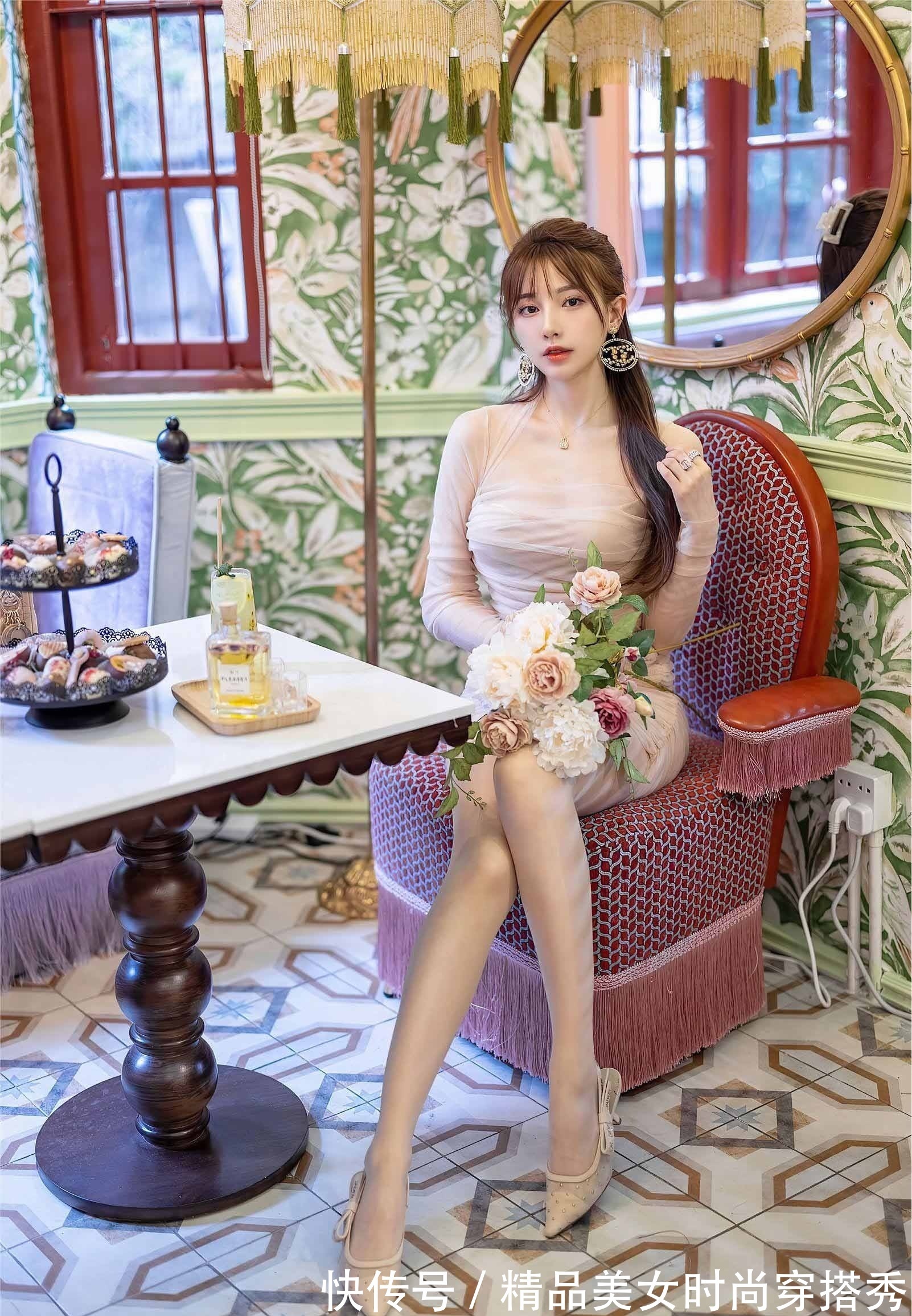 甜美|小姐姐身穿网纱修身连衣裙,甜美减龄也可以将你的小性感凸显出来