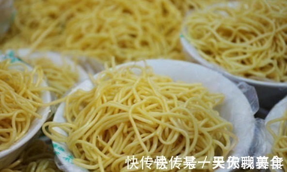 做凉面,煮熟后不要泡冷水,学会2招,面条爽滑筋道,又香又入味