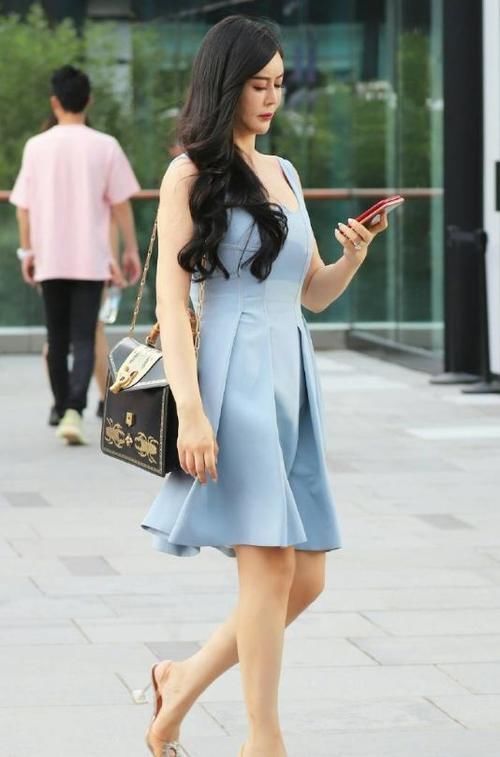 连衣裙 连衣裙不仅凸出女性气质,保守婉约的态度,展现时尚气质!