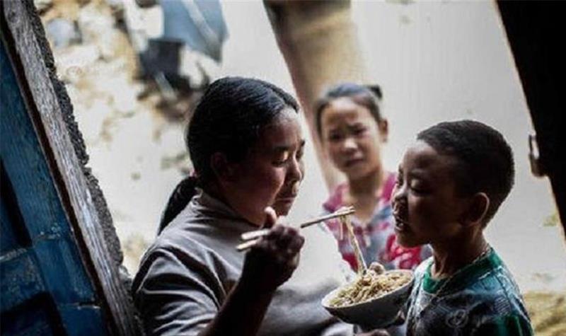 爸爸妈妈|“二郎腿姐姐”走红,网友开玩笑:弟弟原是少爷命却成了“仆人”