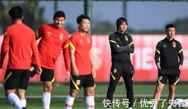 蒿俊闵|细节回顾国足下半场丢球,李铁犯下两点错误,徐新下场成转折点