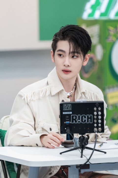 r专访周震南:单飞后上台感觉空空的,被质疑不会影响决心