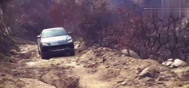 300万兰博基尼suv过水坑 跑烂路 车主 这车没那么娇气 乐惠车 300万兰博基尼suv过水坑 跑烂路 车主 这车没那么娇气 乐惠车