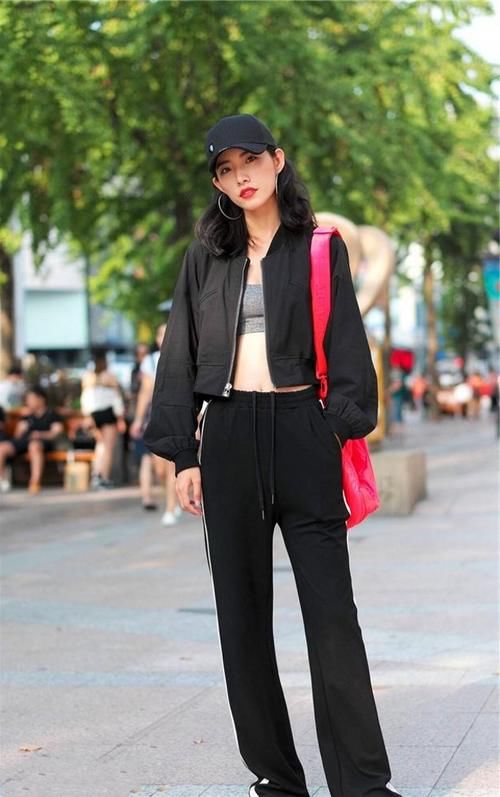 姑娘体态柔美，气质优雅又迷人