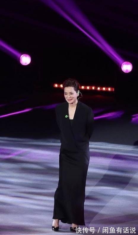 裙装|毛阿敏从容面对衰老,穿黑色长裙梳大背头,皱纹明显气场仍强大