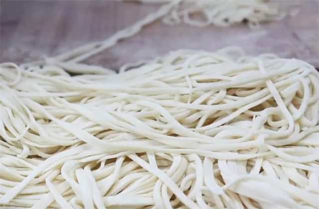 教你做北方人最爱吃的手擀面，做法和技巧都教你，学会受用一辈子