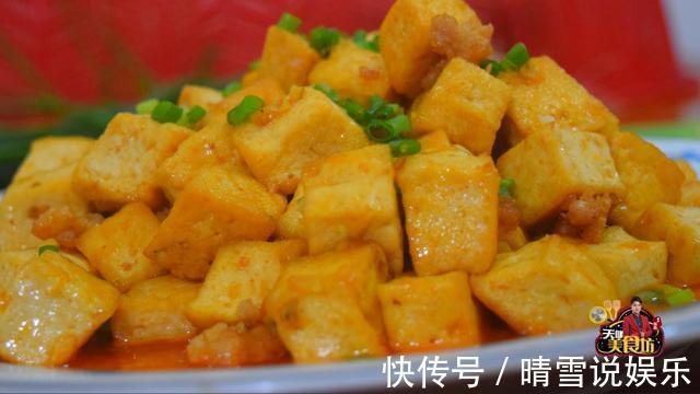 我家豆腐从不炖着吃，不煎不煮，做法很简单，好吃极了