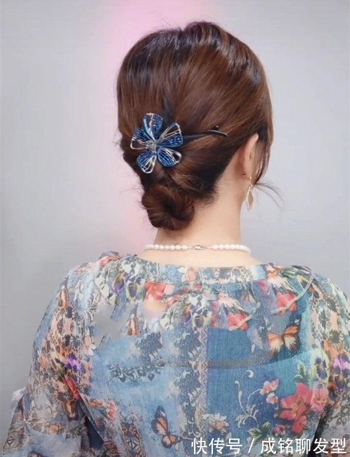 盘发|留长发的中老年人别再披头发了,装嫩又没气质,盘起来时髦又减龄