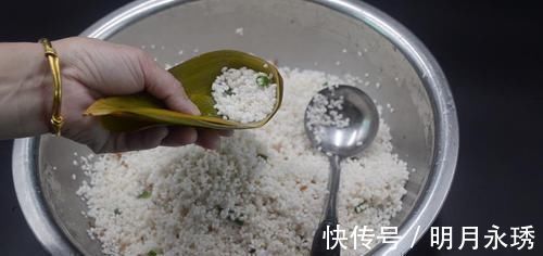 不会包粽子？小伙慢动作讲解，一卷一捏一盖，手法简单，一看就会