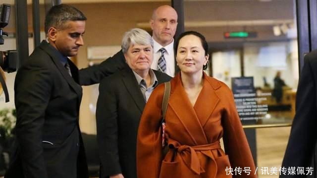 红色|难怪孟晚舟不畏磨难!穿红色睡袍大衣是女强人,可牵手老公有依赖