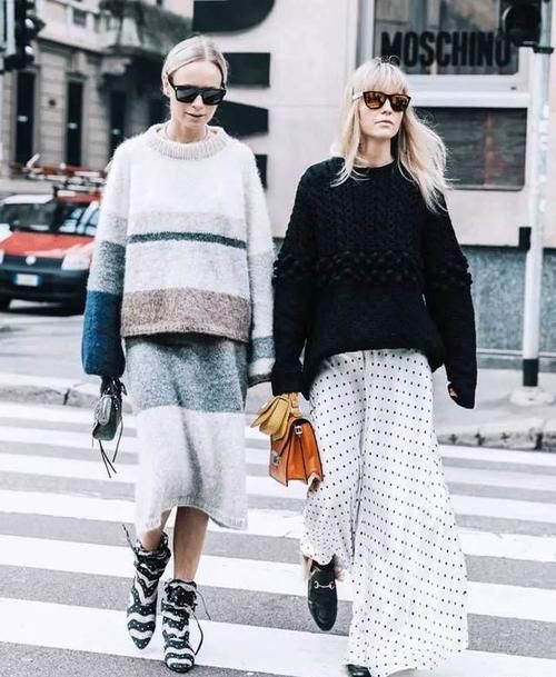最近火了一种穿法：毛衣+半身裙，照着穿不会出错，温暖整个春天