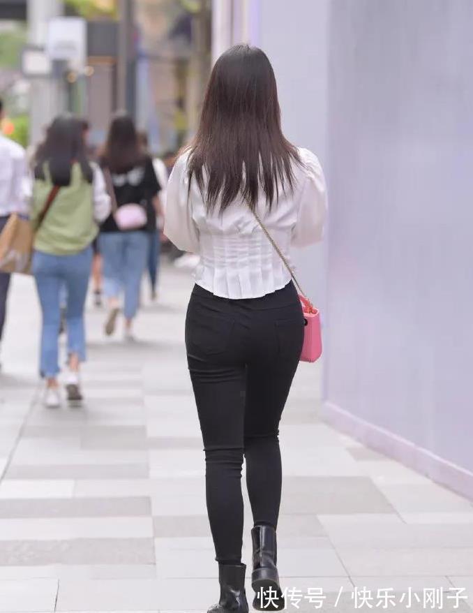 文雅 这个太好看了，虽然肚子有点肉肉的，但是旁边的女朋友还很嫉妒她