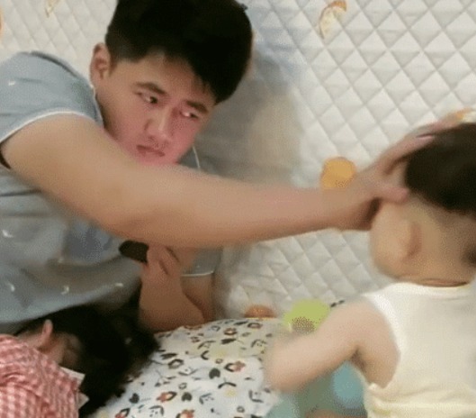 爸爸|女儿是亲生的,儿子是捡来的“最无情奶爸”佛系带娃火了