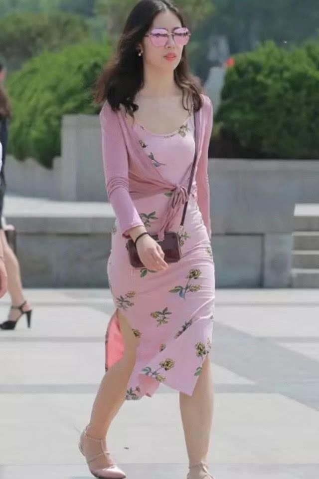 好看|街拍美女:粉色系小姐姐,印花裙装好看又时尚,网友:又土又潮