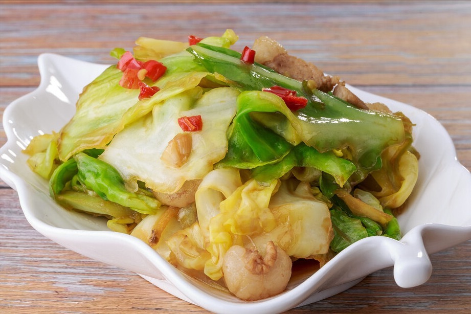 手撕包菜|做手撕包菜,不要直接下锅炒,多加1步骤,又香又脆,吃着真下饭