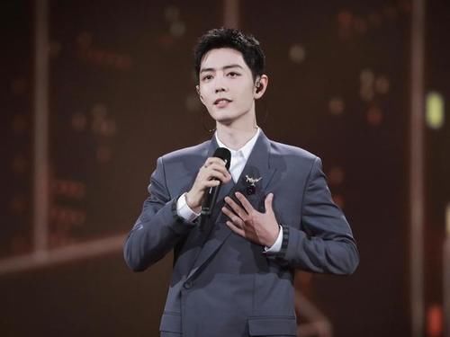 肖战话剧演出好评如潮，现场一片红色花海，肖战一直在努力前行！