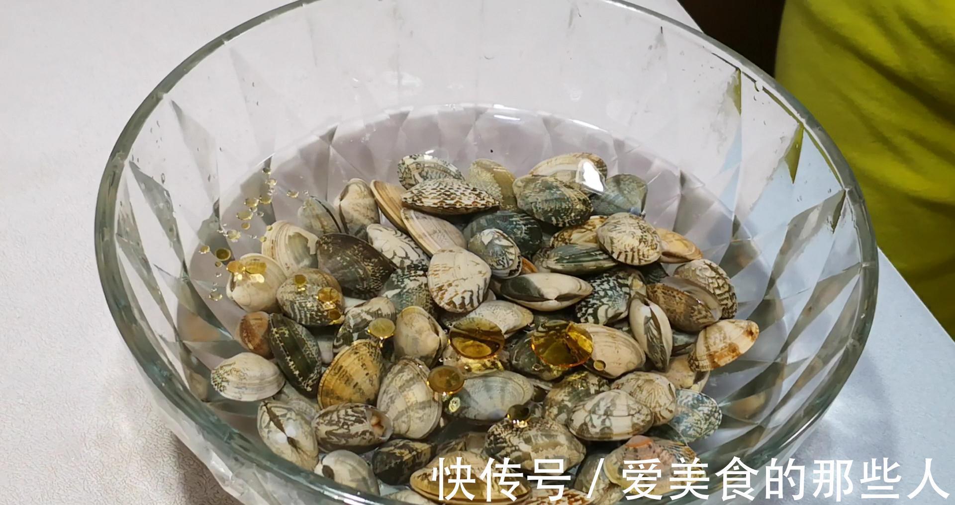 天冷了，多给家人做这汤，汤汁浓白营养足，热乎乎一大锅，太香了