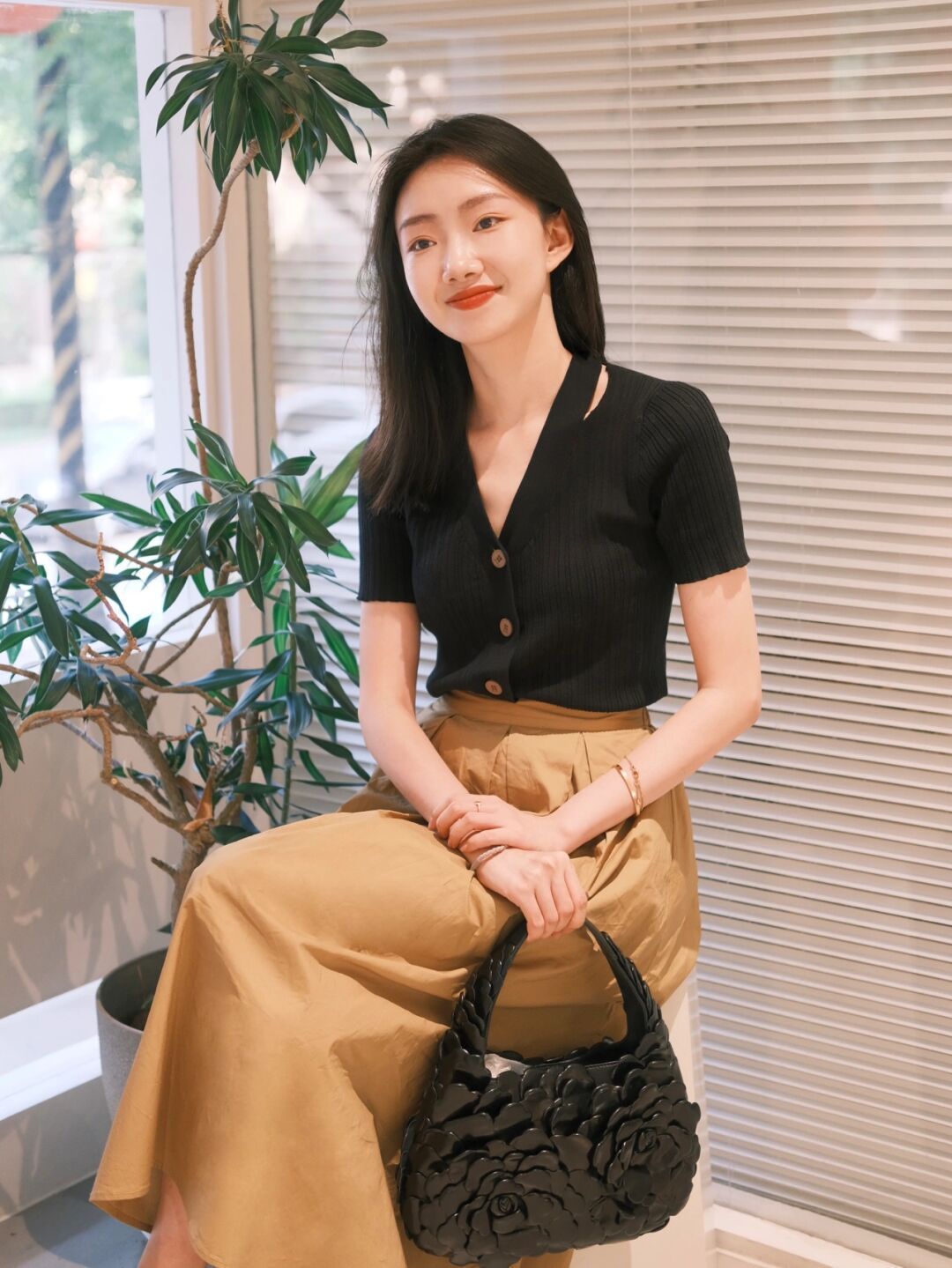 搭配|夏季,如何穿出气质女神范,针织衫搭配半身裙简约高级,清爽干练
