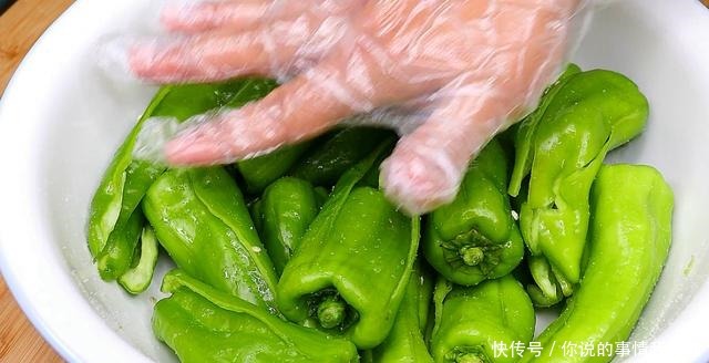 辣椒这样做太好吃了,一次秘制一盆,开胃又下饭,比吃肉还过瘾!