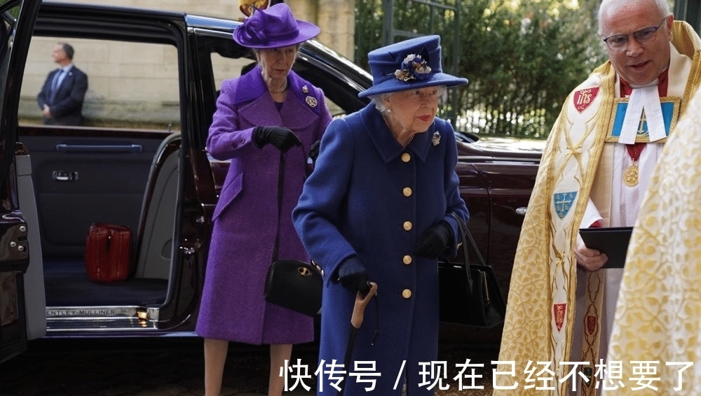 拐杖 英女王真的老了!走路要用拐杖,上次用拐杖还是在膝盖手术后