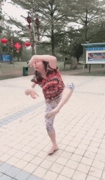 |搞笑GIF图:媳妇拍照时要注意穿着啊,别着凉了啊,哈哈哈