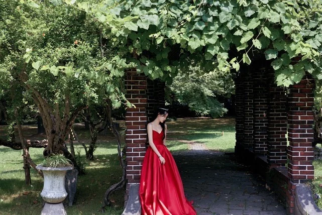 欧阳娜娜的一字型锁骨太美了，穿着红色吊带裙，尽情展现自身魅力