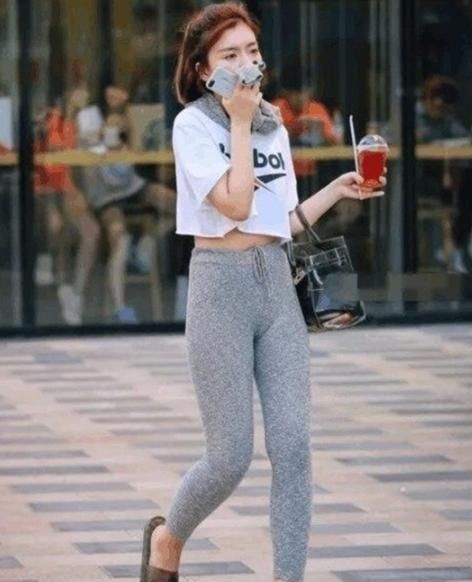 街拍女神：性感紧身打底裤小姐姐，轮廓分明性感，出落的风姿绰约