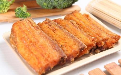炸带鱼时裹面糊沾面粉都不对,饭店都是这么做的,酥脆好吃不油腻