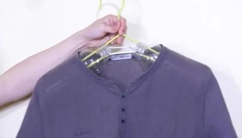 衣架上挂两个塑料瓶,放在阳台太实用了,解决了家家户户的大难题